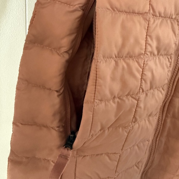 The North Face Girls Peach Quilted Puffer Jacket - Picture 3 of 13